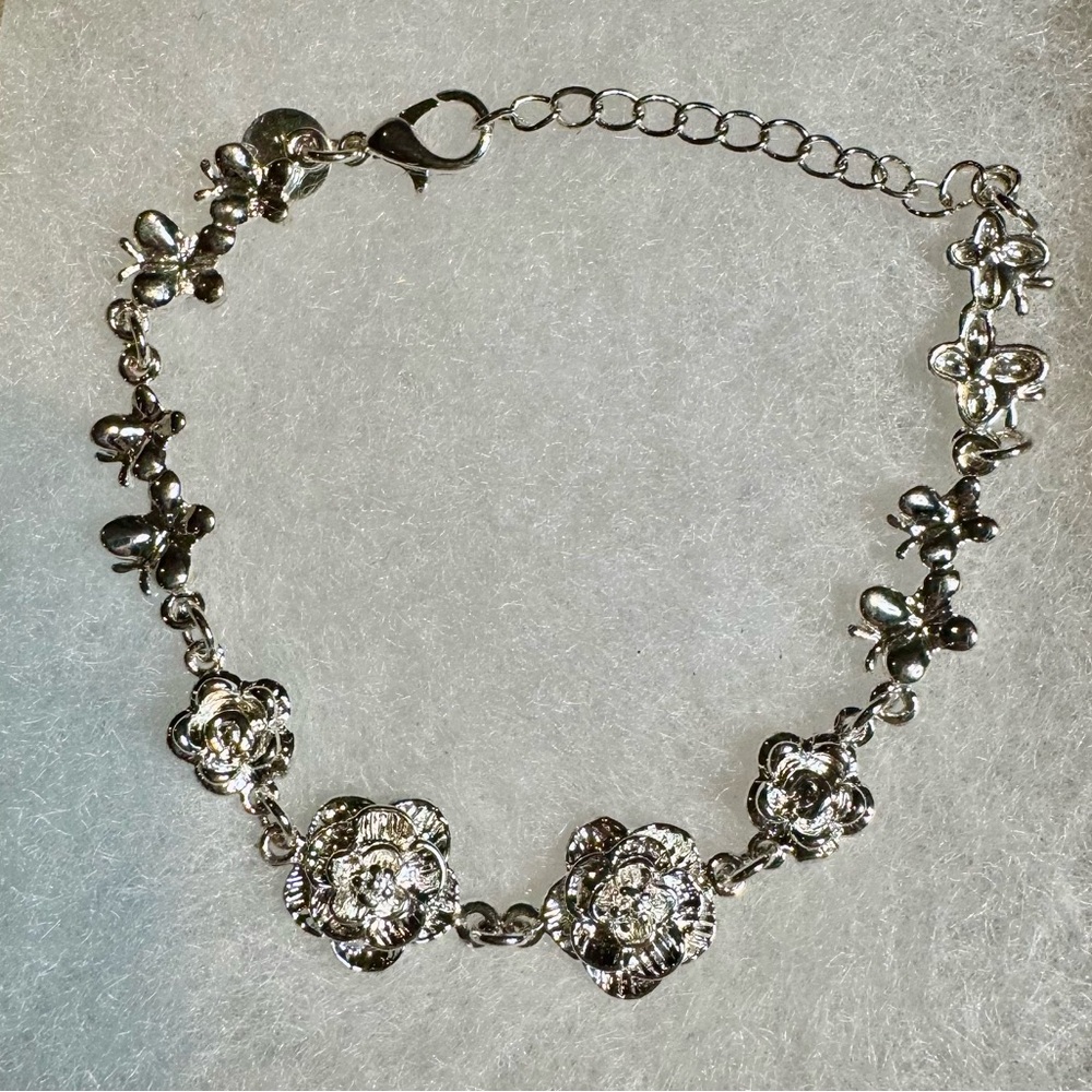 🆕 NWOT  9.25 silver plated roses bracelet